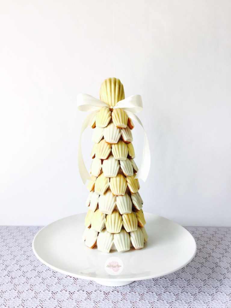 these-madeleine-tea-cakes-from-la-vie-en-rose-are-too-pretty-to-eat