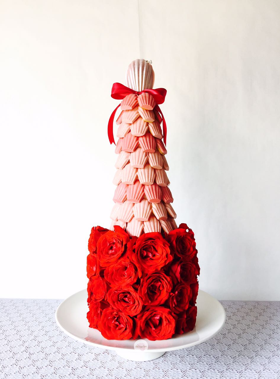 these-madeleine-tea-cakes-from-la-vie-en-rose-are-too-pretty-to-eat