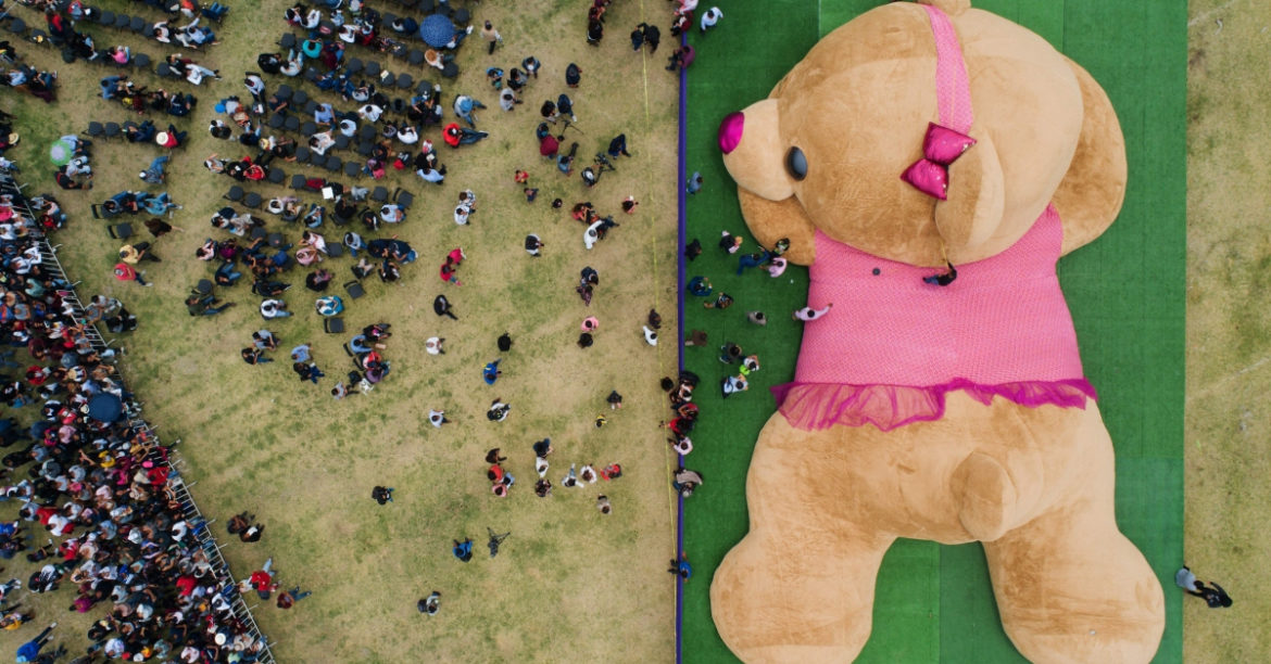 5 Of The Craziest Valentine’s Day-Themed Guinness World Records That Will Drive You INSANE!