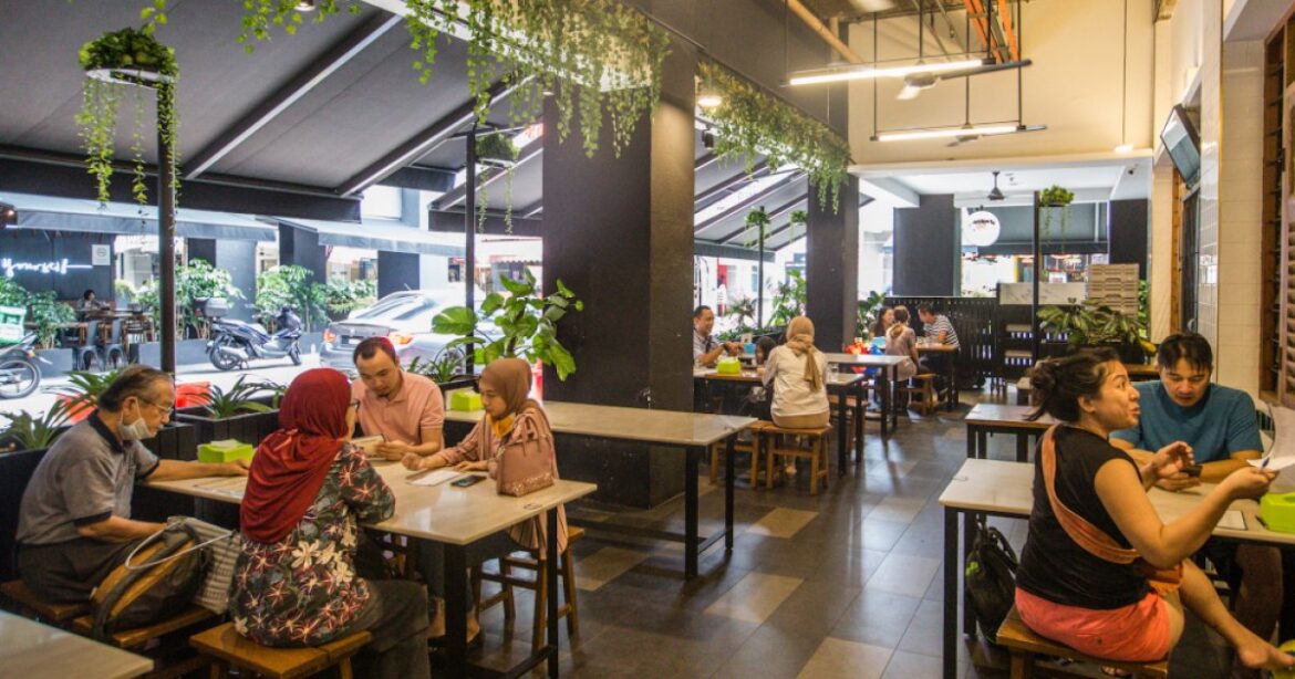 Man Was Fined RM10,000 After Taking Off His Mask At A Restaurant In Cheras To Have Their Meal