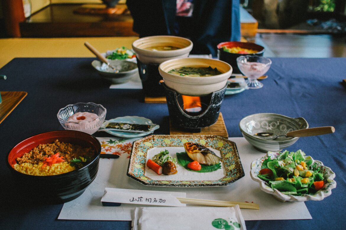 DINING ETIQUETTE OF THE JAPANESE