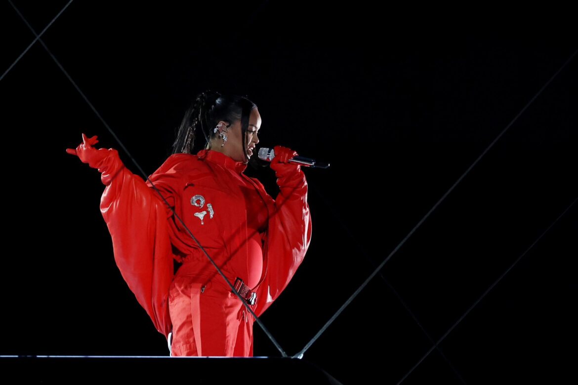 RIHANNA REVEALS SHE IS PREGNANT WITH HER SECOND CHILD DURING HER #SUPERBOWL HALFTIME PERFORMANCE!
